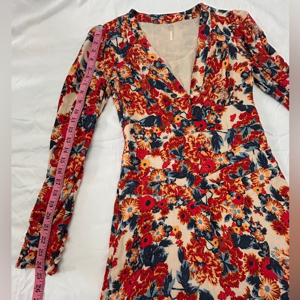 Free people dress side zipper for great fit. Side zipper,covered buttons. 2 - Picture 8 of 13